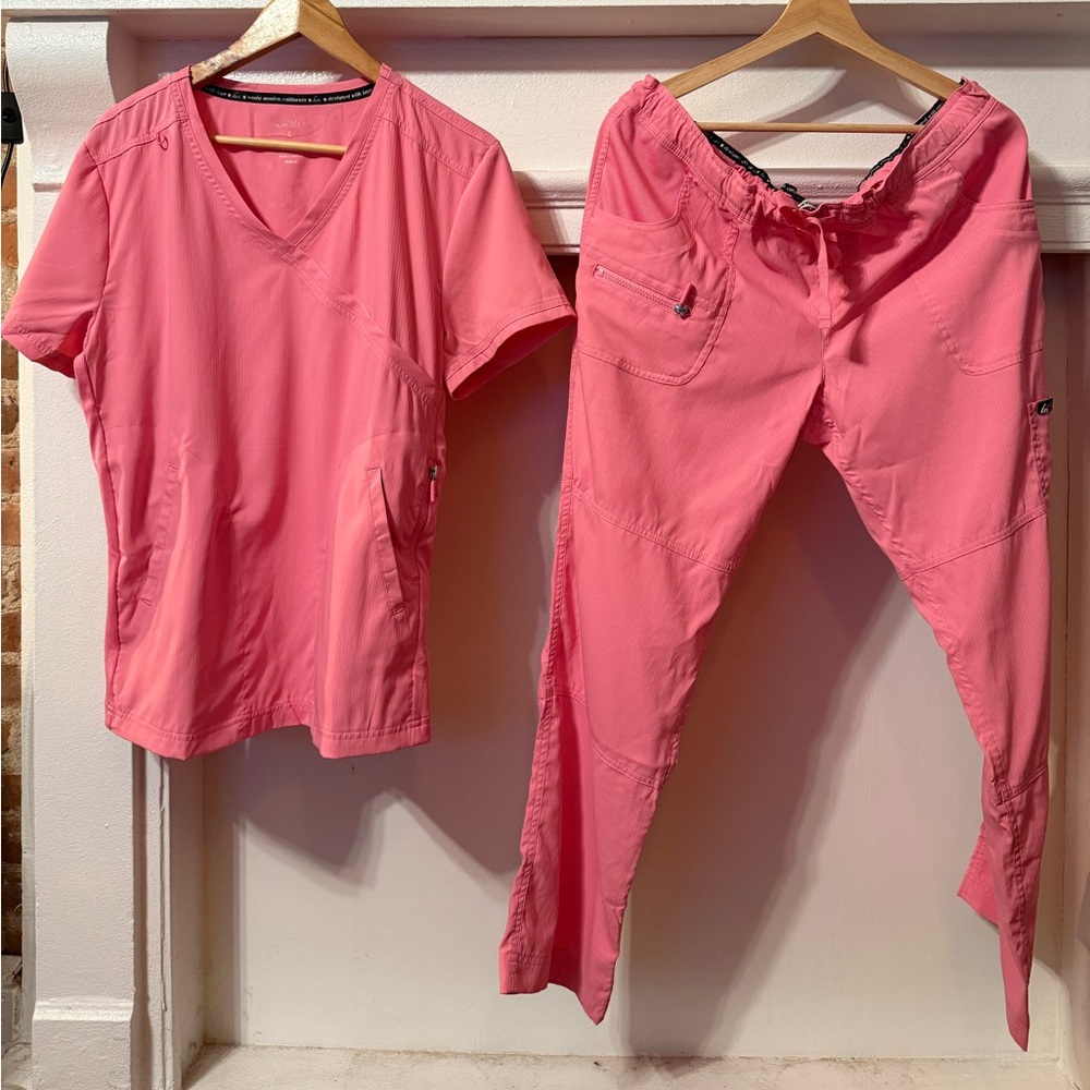 Koi Peony Pink Scrub set 
Lg Top + Petite Lg Bottoms
